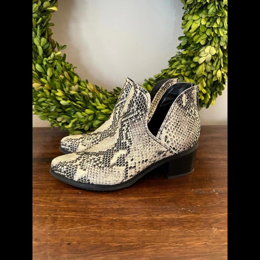 Blondo Eliza Snakeskin Waterproof Booties 8.5‎